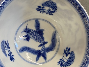 Een paar Chinese blauw-witte koppen en schotels met karpers, Kangxi