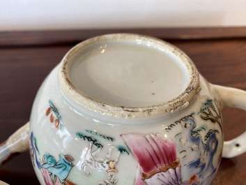 Een Chinese famille rose theepot met een dame en een kind in een tuin, Qianlong