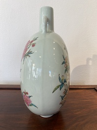 Vase de forme 'bianhu' en porcelaine de Chine famille rose &agrave; d&eacute;cor d'oiseaux parmi des branches fleuries, marque de Yongzheng, 20&egrave;me