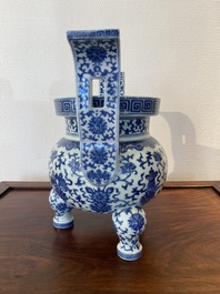 Een Chinese blauw-witte driepotige wierookbrander, Daoguang merk en periode