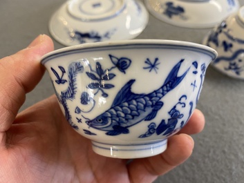 Een paar Chinese blauw-witte koppen en schotels met karpers, Kangxi