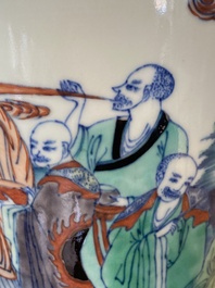 Een Chinese doucai rouleau vaas met de '18 Luohan', 19/20e eeuw