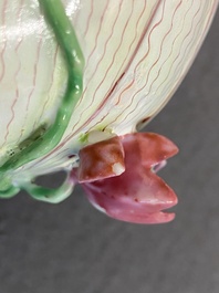 Een Chinese famille rose 'lotus' theepot met deksel, Yongzheng