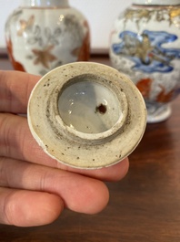 Twee Chinese blauw-witte en ijzerrode theebussen met karpers, Yongzheng