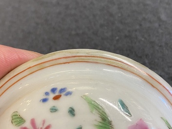 Een Chinese famille rose theepot met een dame en een kind in een tuin, Qianlong