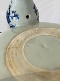 Een Chinese blauw-witte driepotige wierookbrander, Daoguang merk en periode