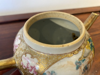 Een Chinese famille rose theepot met mandarijns decor, Qianlong