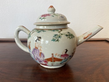 Een Chinese famille rose theepot met een dame en een kind in een tuin, Qianlong