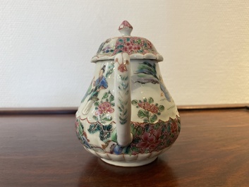 Een Chinese famille rose theepot met vissers, Yongzheng
