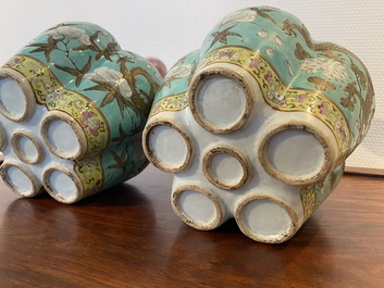 Een paar Chinese famille rose bloemenvazen met draken op turquoise fondkleur, 19e eeuw