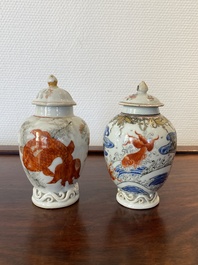 Twee Chinese blauw-witte en ijzerrode theebussen met karpers, Yongzheng