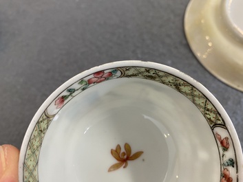Rare tasse et soucoupe en porcelaine de Chine famille rose &agrave; d&eacute;cor d'une vue de port, Yongzheng