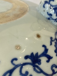 Een Chinese blauw-witte driepotige wierookbrander, Daoguang merk en periode