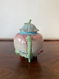 Een Chinese famille rose 'lotus' theepot met deksel, Yongzheng