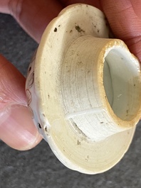 Twee Chinese blauw-witte en ijzerrode theebussen met karpers, Yongzheng