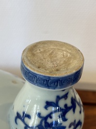 Een Chinese blauw-witte driepotige wierookbrander, Daoguang merk en periode