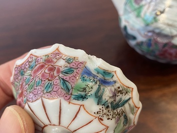 Een Chinese famille rose theepot met vissers, Yongzheng
