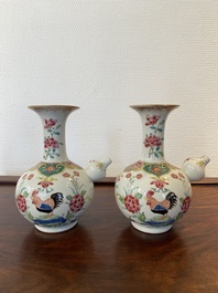 Een paar Chinese famille rose kendi met hanen, Qianlong