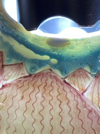 Een Chinese famille rose 'lotus' theepot met deksel, Yongzheng