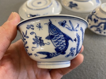 Een paar Chinese blauw-witte koppen en schotels met karpers, Kangxi