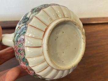 Een Chinese famille rose theepot met vissers, Yongzheng