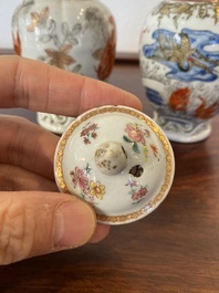 Twee Chinese blauw-witte en ijzerrode theebussen met karpers, Yongzheng