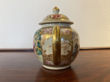 Een Chinese famille rose theepot met mandarijns decor, Qianlong