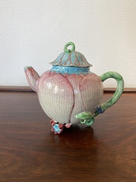 Een Chinese famille rose 'lotus' theepot met deksel, Yongzheng