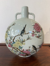 Vase de forme 'bianhu' en porcelaine de Chine famille rose &agrave; d&eacute;cor d'oiseaux parmi des branches fleuries, marque de Yongzheng, 20&egrave;me
