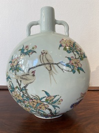 Vase de forme 'bianhu' en porcelaine de Chine famille rose &agrave; d&eacute;cor d'oiseaux parmi des branches fleuries, marque de Yongzheng, 20&egrave;me