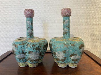 Een paar Chinese famille rose bloemenvazen met draken op turquoise fondkleur, 19e eeuw