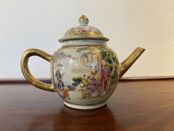 Een Chinese famille rose theepot met mandarijns decor, Qianlong