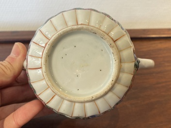Een Chinese famille rose theepot met vissers, Yongzheng