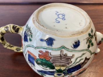 Th&eacute;i&egrave;re en porcelaine de Chine famille verte &agrave; d&eacute;cor d'antiquit&eacute;s, Kangxi