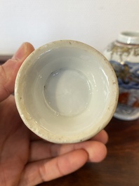 Twee Chinese blauw-witte en ijzerrode theebussen met karpers, Yongzheng