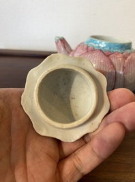 Een Chinese famille rose 'lotus' theepot met deksel, Yongzheng