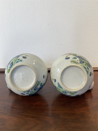 Een paar Chinese famille rose kendi met hanen, Qianlong