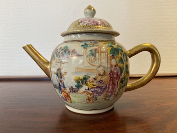 Een Chinese famille rose theepot met mandarijns decor, Qianlong