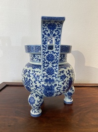 Een Chinese blauw-witte driepotige wierookbrander, Daoguang merk en periode