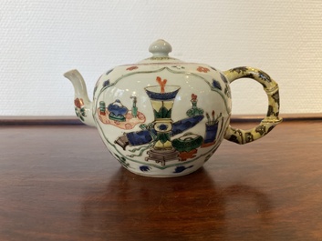 Th&eacute;i&egrave;re en porcelaine de Chine famille verte &agrave; d&eacute;cor d'antiquit&eacute;s, Kangxi