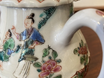 Een Chinese famille rose theepot met vissers, Yongzheng