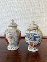 Twee Chinese blauw-witte en ijzerrode theebussen met karpers, Yongzheng