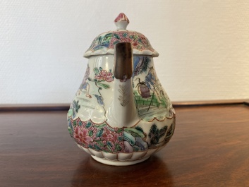 Een Chinese famille rose theepot met vissers, Yongzheng