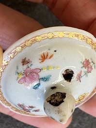 Twee Chinese blauw-witte en ijzerrode theebussen met karpers, Yongzheng