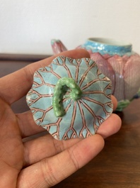 Een Chinese famille rose 'lotus' theepot met deksel, Yongzheng