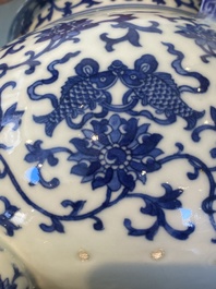 Een Chinese blauw-witte driepotige wierookbrander, Daoguang merk en periode
