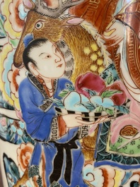 Een Chinese famille rose rouleau vaas met Shou Lao, Yongzheng