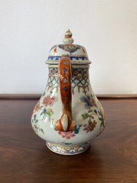 Th&eacute;i&egrave;re couverte en porcelaine de Chine famille rose au bec en forme de dragon, Yongzheng/Qianlong