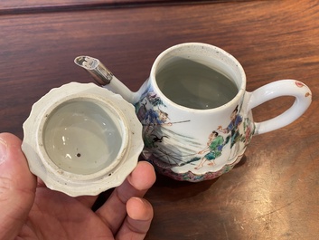 Een Chinese famille rose theepot met vissers, Yongzheng