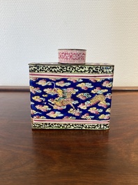 Een Chinese rechthoekige theebus met deksel in Canton email, Qianlong